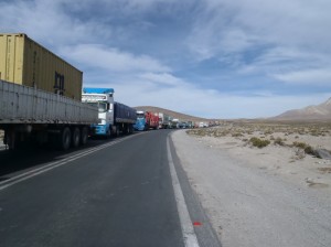 File de camion au passage Bolivie/Chili de Chungara