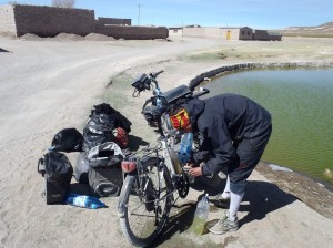 Nettoyage des vélos après le sel d'Uyuni