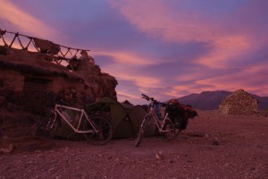 Bivouac à l'abri d'une ruine