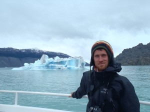 Seb devant le glacier